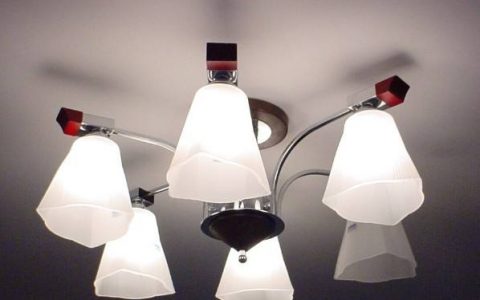 家庭装修是先安装灯具好还是先安装开关插座好？